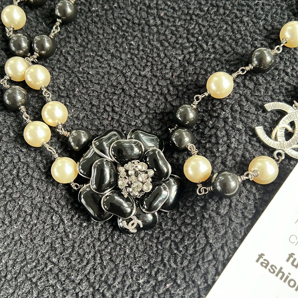 Beautiful Chanel necklace, belt, bracelet with Camellia flower. - Picture 2 of 5